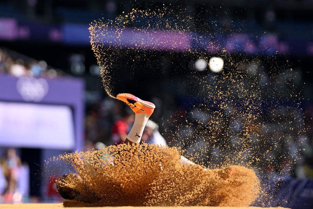 TOPSHOT – La cubana Liadagmis Povea compite en la prueba de clasificación de triple salto femenino de la prueba de atletismo de los Juegos Olímpicos de París 2024 en el Stade de France en Saint-Denis, al norte de París, el 2 de agosto de 2024. (Foto de KIRILL KUDRYAVTSEV/AFP vía Getty Images)