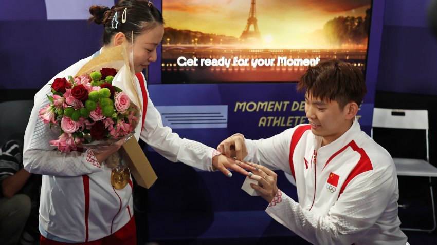 Tras la victoria de Huang Ya Qiong en la final de bádminton, su compañero Li Yuchen se arrodilló y le regaló un ramo de flores