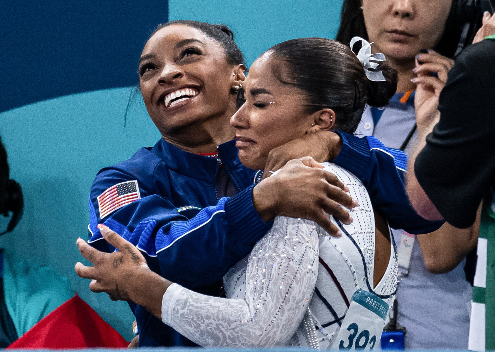 PARÍS, FRANCIA – 5 DE AGOSTO: Simone Biles de EE. UU. (Izquierda) y Jordan Chiles de EE. UU. (Derecha) celebran las medallas de plata y bronce para EE. UU. durante la final de ejercicios de suelo femeninos en el décimo día de los Juegos Olímpicos de París 2024 en Bercy Arena el 5 de agosto de 2024 en París, Francia. (Foto de Markus Gilliar – GES Sportfoto/Getty Images)