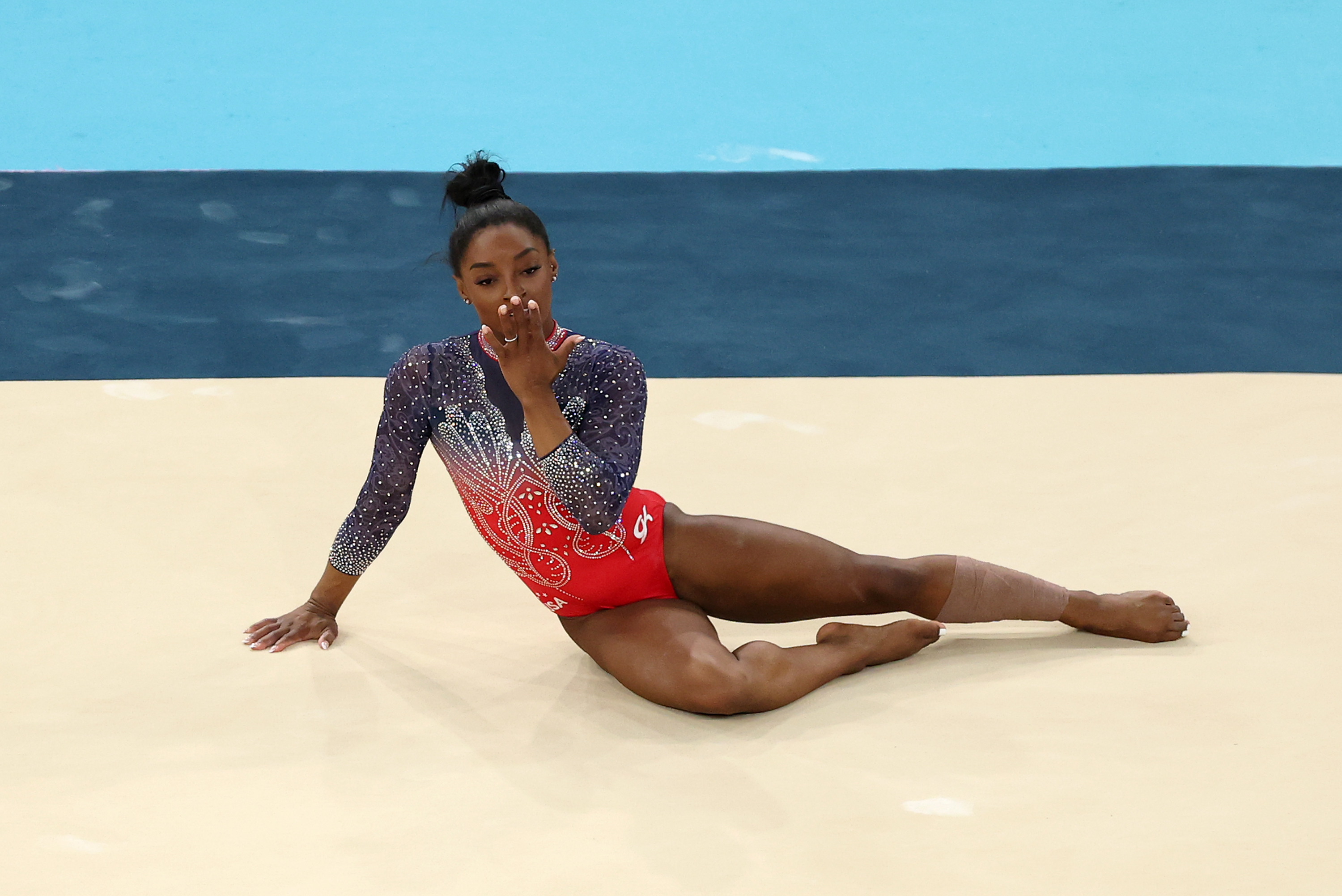 PARÍS, FRANCIA – 5 DE AGOSTO: Simone Biles, del equipo de Estados Unidos, compite en la final de ejercicios de suelo de gimnasia artística femenina en el décimo día de los Juegos Olímpicos de París 2024 en Bercy Arena el 5 de agosto de 2024 en París, Francia. (Foto de Elsa/Getty Images)