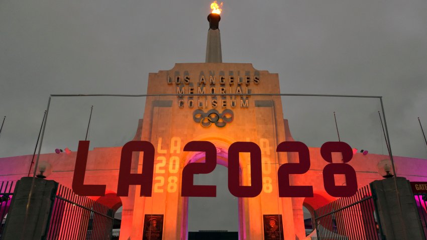 ARCHIVO – Un letrero de Los Ángeles 2028 se aprecia frente al pebetero en el Memorial Coliseum de Los Ángeles, el miércoles 13 de septiembre de 2017 (AP Foto/Richard Vogel, archivo)