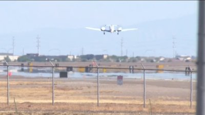 Avión de ICE aterriza de emergencia con inmigrantes detenidos por problemas del aire acondicionado