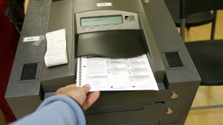 La nueva requiere que los votos sean contados a mano.