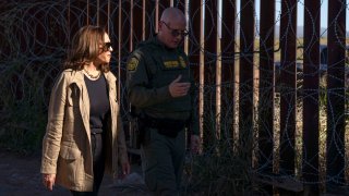 La vicepresidenta y candidata demócrata, Kamala Harris, durante su visita a la frontera en Douglas, Arizona.