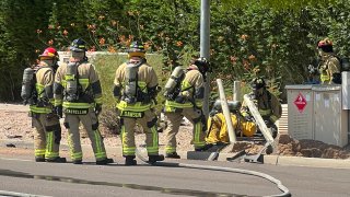 Evacúan de forma temporal apartamentos en Scottsdale tras choque de automóvil con medidor de gas