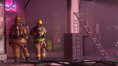 Rescatan a mujer y a sus mascotas de incendio en yerbería en Phoenix