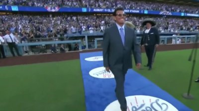 Fernando Valenzuela, lanzador nacido en México cuyas hazañas con los Dodgers impulsaron la ‘Fernandomanía’, muere a los 63 años