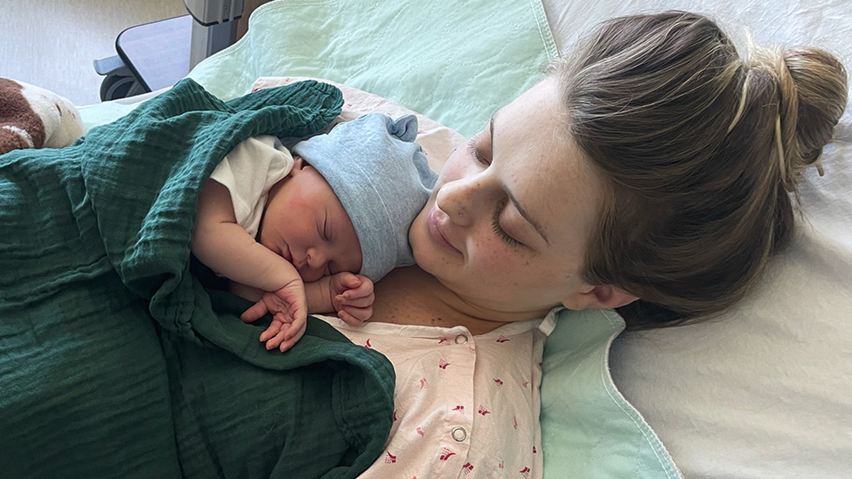 Niño nade durante el huracán Milton Telemundo Phoenix/Tucson