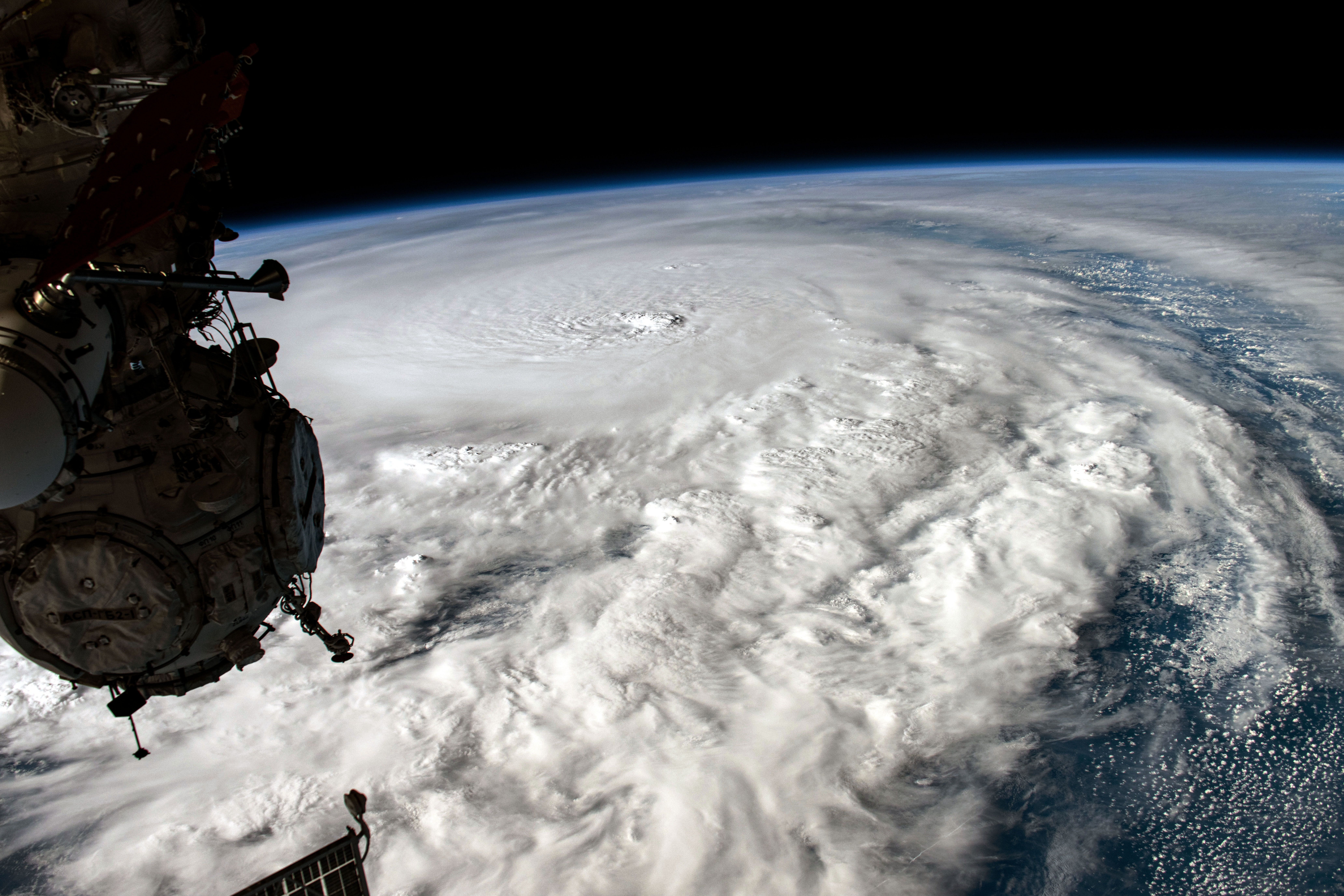 En este folleto de la NASA, el huracán Milton, de categoría 5 en el momento de esta fotografía, se muestra en el Golfo de México frente a la costa de la Península de Yucatán el 8 de octubre de 2024, visto desde la Estación Espacial Internacional mientras orbitaba a 257 millas de altura.