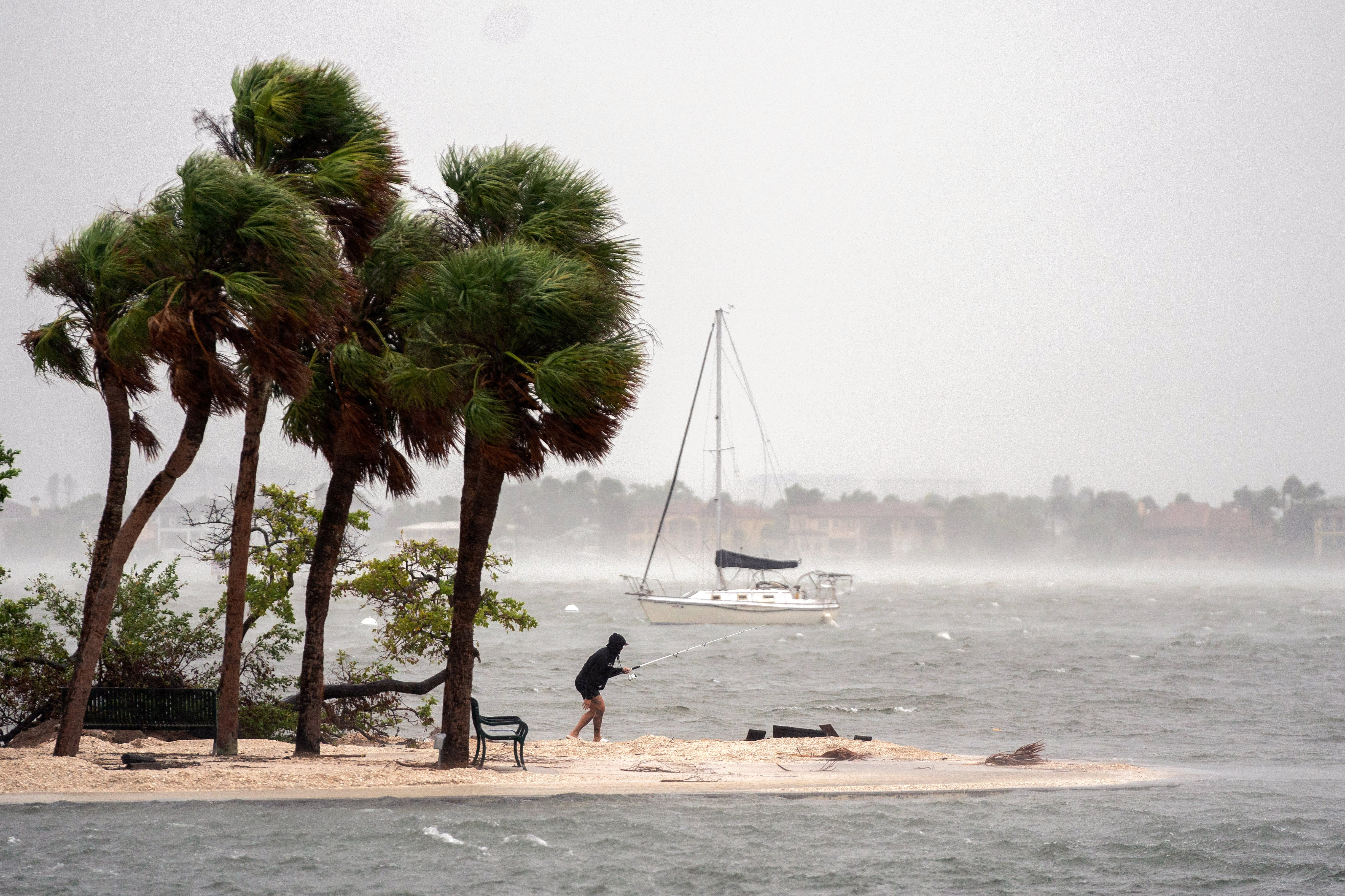 Una persona pesca mientras el huracán Milton se acerca el 9 de octubre de 2024 en Sarasota, Florida. Milton, que llegó justo después del reciente y catastrófico huracán Helene, afectó la costa central del Golfo de Florida y tocó tierra con vientos destructivos e inundaciones.