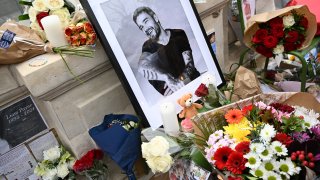 Esta fotografía muestra flores desplegadas y una foto enmarcada del fallecido cantante británico Liam Payne mientras los fans se reúnen para rendir homenaje al ex miembro de la banda de pop británica One Direction, en el Jardin des Tuileries en París, el 20 de octubre de 2024. (Foto de Bertrand GUAY / AFP) (Foto de BERTRAND GUAY/AFP via Getty Images)