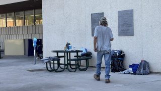 Un hombre desamparado camina hacia una oficina del gobierno en Phoenix, Arizona.