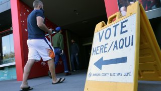 Votantes en Arizona, entre los que inclinarán la balanza en las elecciones de noviembre.