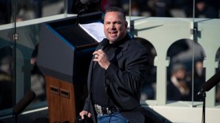 El cantante de country Garth Brooks es acusado de asalto sexual y violación