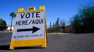 Jueza: condados de Arizona no estarán obligados a comprobar ciudadanía de votantes