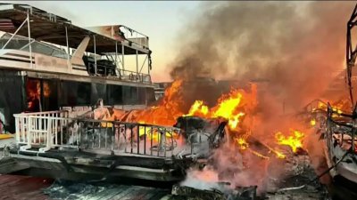 Incendio destruye varias embarcaciones en el lago Roosevelt