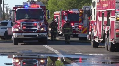 Bomberos de Phoenix combaten incendio de estiércol