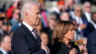 El presidente Joe Biden y la vicepresidenta Kamala Harris en la ceremonia para el Día de los Veteranos en Arlington, Virginia, el 11 de noviembre del 2024.