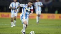 El capitán de Argentina, Lionel Messi, controla la pelota durante el partido contra Paraguay por las eliminatorias para el Mundial 2026 en Asunción, Paraguay, jueves 14 de noviembre, 2024.