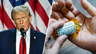 El expresidente de Estados Unidos, Donald Trump, y el plano de una mano masculina sosteniendo un frasco de pastillas vertiendo medicamento en su mano.