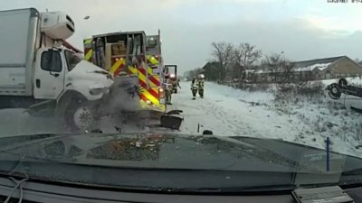 ¡Qué tal Arizona! Un tráiler choca con una unidad de bomberos