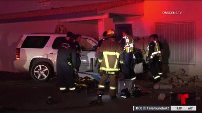 Mujer queda atrapada entre un vehículo y una pared tras ser atropellada en Phoenix