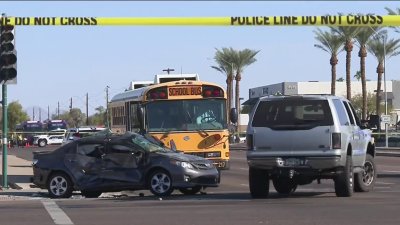 Adolescente y hombre heridos en choque vehicular