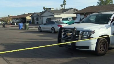 Matan a tiros a un hombre en un vecindario de Phoenix; autoridades investigan