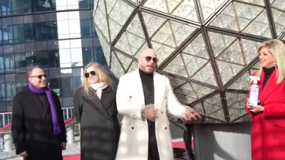 Pitbull instala el último cristal de la icónica bola de Times Square