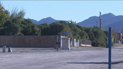 Menor de 3 años lucha por su vida tras ser sacado de una piscina en Queen Creek