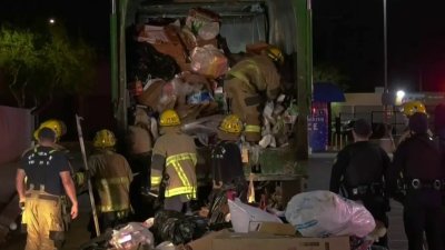 Encuentran a una mujer en un camión de basura en Phoenix