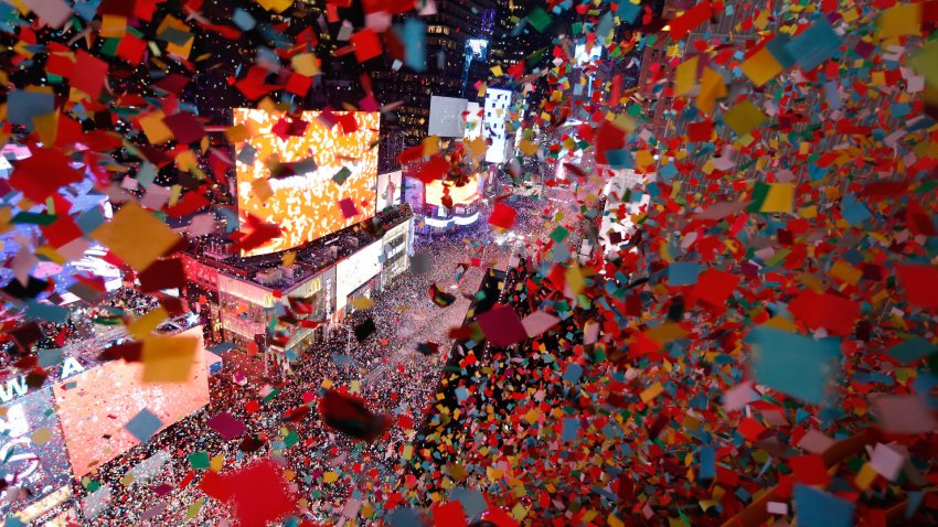 Confetti llamando a la celebración de Año Nuevo.