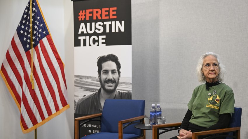 WASHINGTON D.C, ESTADOS UNIDOS- 2 DE MAYO: Debra Tice, madre de Austin Tice, habla en el Club Nacional de Prensa durante una rueda de prensa en Washington D.C., Estados Unidos, el 2 de mayo de 2023. (Foto de Celal Gunes/Anadolu Agency vía Getty Images)