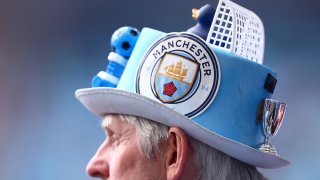 Un aficionado lleva un bombín con la temática del Manchester City antes del partido de la final de la Emirates FA Cup entre el Manchester City y el Manchester United en el estadio de Wembley el 25 de mayo de 2024 en Londres, Inglaterra.