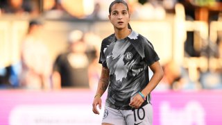 Deyna Castellanos #10 de Bay FC observa durante el calentamiento antes de su partido contra Racing Louisville FC en PayPal Park el 7 de septiembre de 2024 en San José, California.