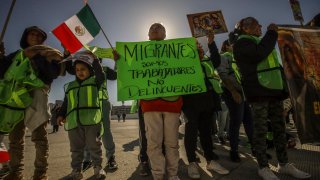 Cientos de migrantes protestan en la frontera norte de México contra amenazas de Trump