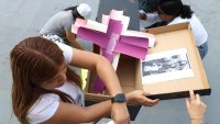 Un grupo de madres buscadoras coloca imágenes y cruces, durante una protesta este miércoles frente al Palacio de Gobierno de Chiapas, en la ciudad de Tuxtla Gutiérrez (México). EFE/ Carlos López