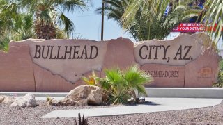 Acusan a mujer de apuñalar a oficial de Bullhead City durante reporte de violencia doméstica