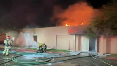 Investigan incendio en escuela vacía en Phoenix