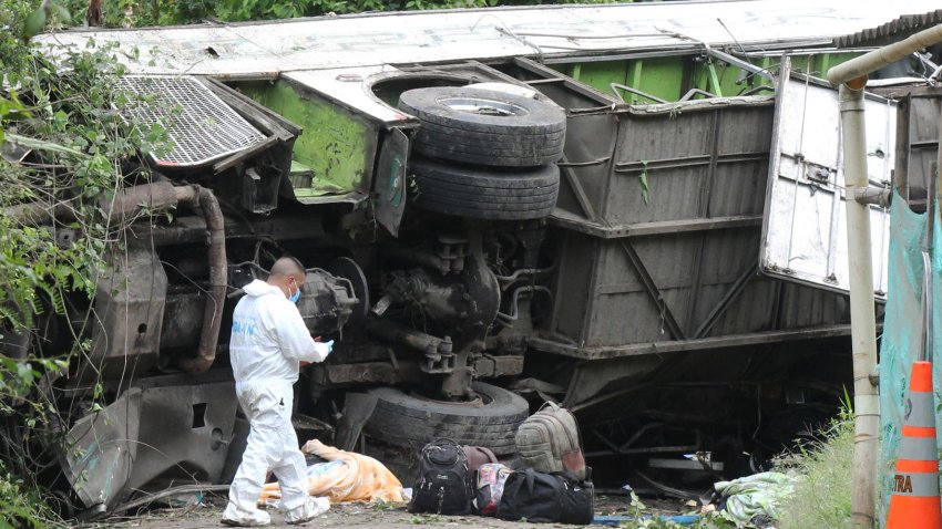 Un integrante de Seccionales de InvestigaciÛn Judicial (Sijin) inspecciona el lugar donde ocurriÛ el accidente, este viernes 3 de enero de 2025, en Pasto (Colombia). EFE/ STR