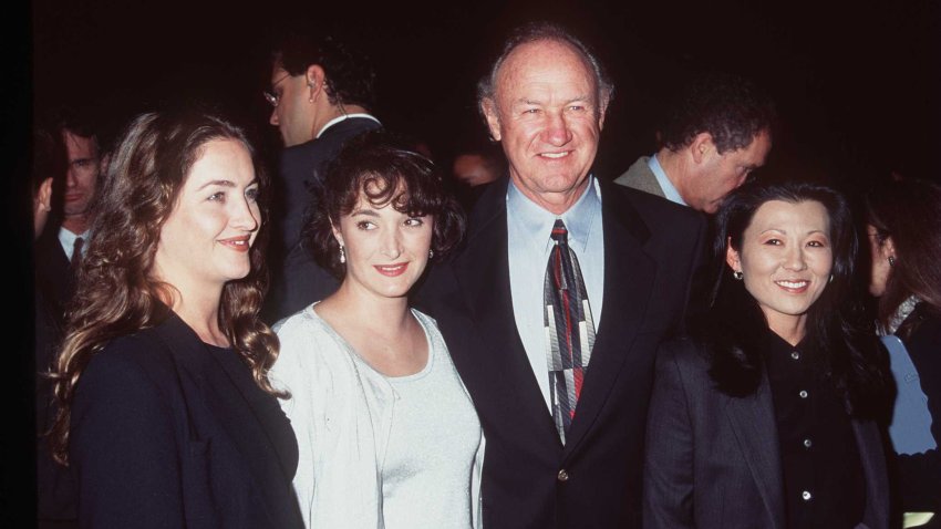 10/2/96 Beverly Hills, CA Gene Hackman, su mujer Betsy, Leslie y Elizabeth en el estreno de su película "The Chamber"