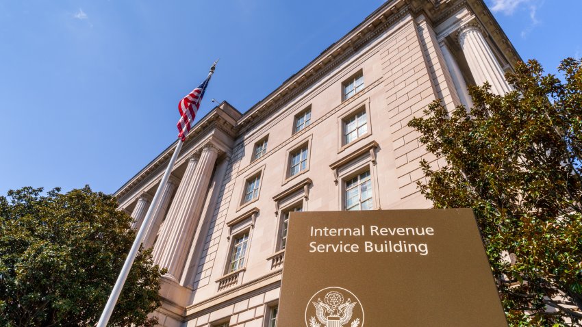 WASHINGTON, DC – 15 DE SEPTIEMBRE: Un cartel marca la fachada del edificio de la sede del Servicio de Impuestos Internos (IRS) de EEUU el 15 de septiembre de 2024, en Washington, DC. (Foto de J. David Ake/Getty Images)