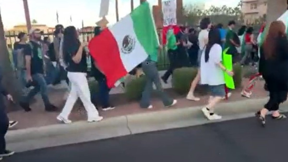 Personas salen a las calles del centro de Phoenix para protestar en ...
