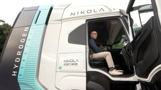 Stephen Girsky, CEO de Nikola Corp., en uno de los vehículos de la empresa en una feria automotriz en Los Ángeles el 16 de noviembre del 2023.