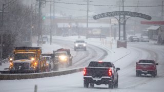 Vehículos para quitar nieve avanzan por el puente de la calle Granby el miércoles 19 de febrero de 2025, en Norfolk, Virginia.