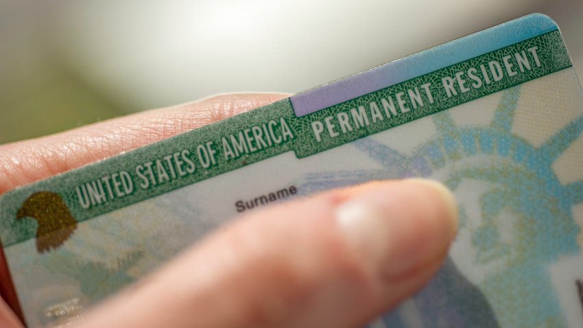Pausa a las “green cards”: ¿a quién afecta la reciente medida del gobierno de Trump?
