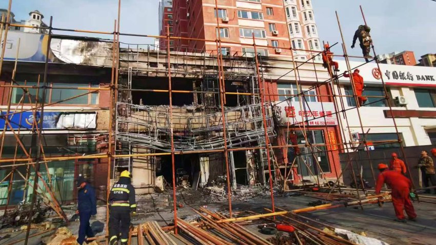 Foto entregada por la agencia de noticias Xinhua que muestra el lugar donde ocurrió el incendio en Liaoyang, en la provincia Liaoning en el noreste de China, el 29 de abril del  2025. (Xinhua via AP)