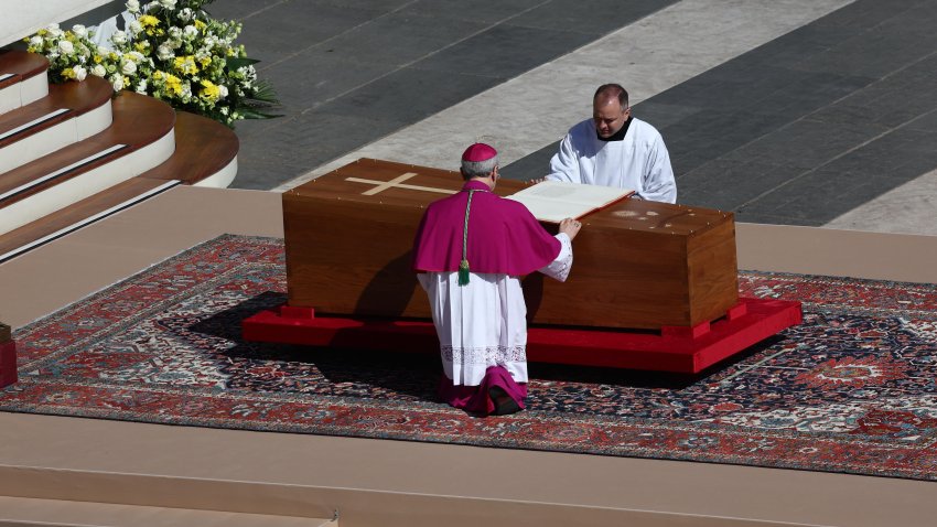 VATICAN CITY, VATICAN – APRIL 26: A general view during the funeral of Pope Francis in St. Peter’s Square on April 26, 2025 in Vatican City, Vatican. Pope Francis died on April 21st at the age of 88. (Photo by Jakub Porzycki/Anadolu via Getty Images)