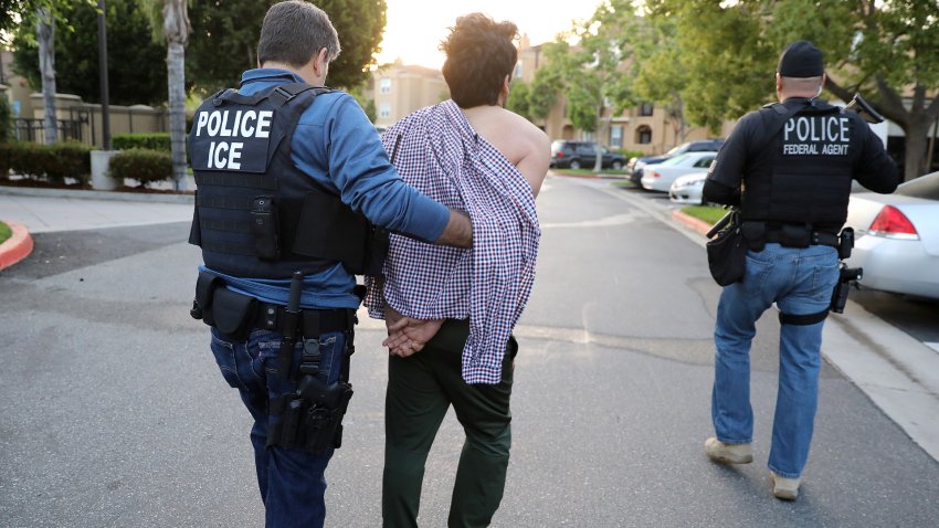 La medida aplicará para aquellos que cruzaron la frontera sin inspección y tengan más de 14 años.