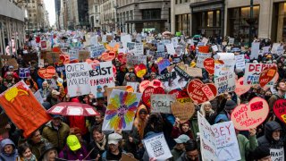 Miles protestaron contra las medidas de Trump en Manhattan, este sábado.
